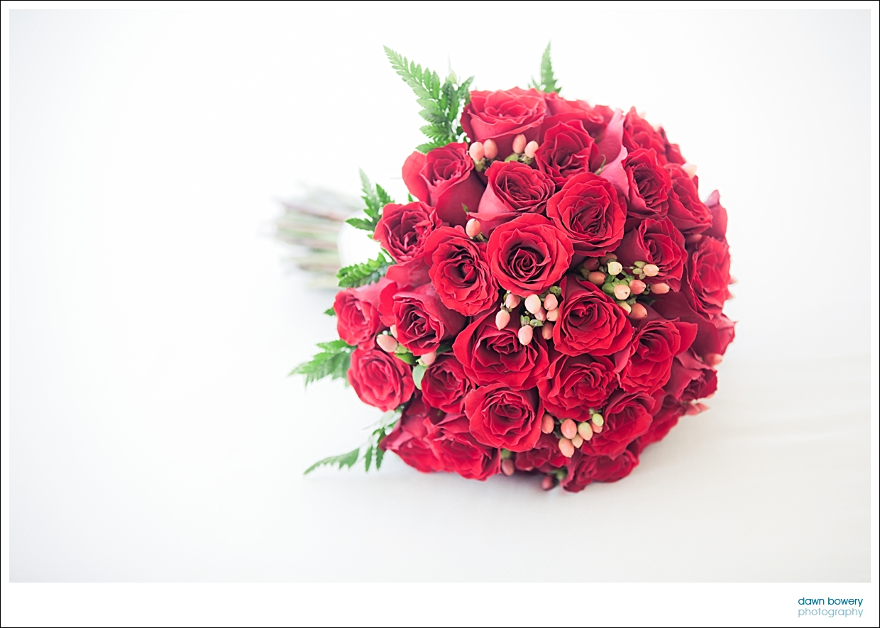 destination wedding photographer bouquet roses